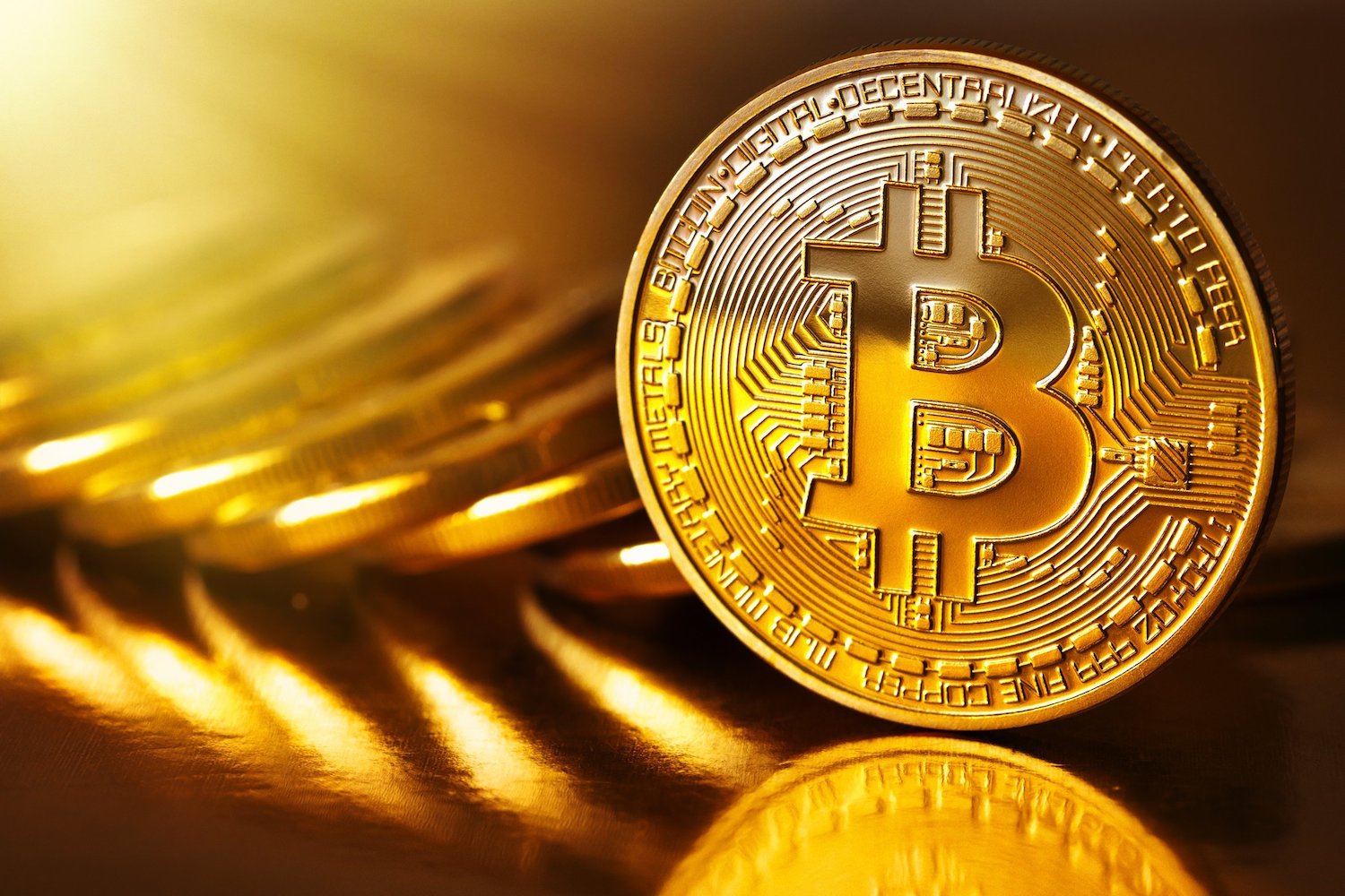 Новый максимум: Курс биткоина впервые преодолел уровень $62 000